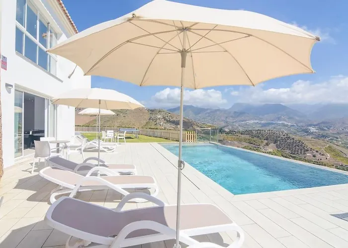 Gran Con Bonitas Vistas * Нерха